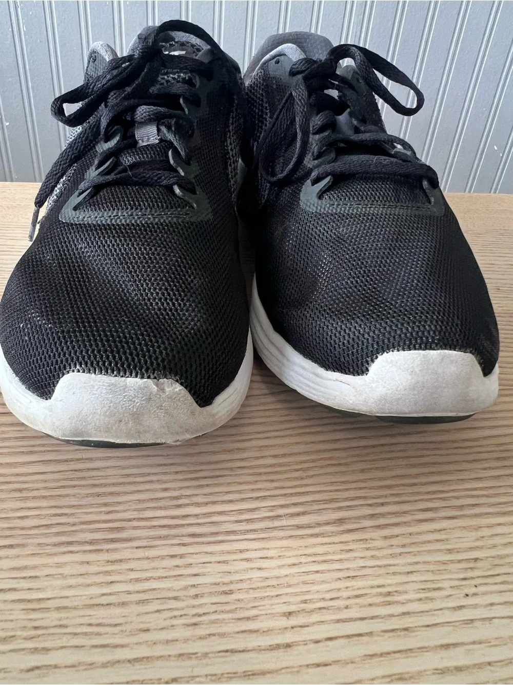 Nike Revolution 3 Men’s sneaker / Black, white & gray / Size: 10 / Lifestyle